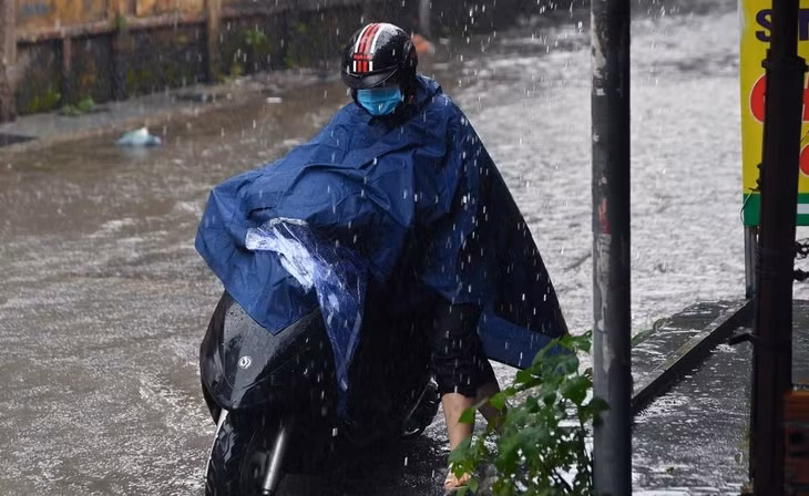 Tại nhiều ngõ thuộc quận Bắc Từ Liêm xuất hiện tình trạng nước mưa đọng lại không kịp thoát. Hình ảnh tại ngõ 234 Hoàng Quốc Việt, nơi ngập sâu nhất khoảng 30 cm.