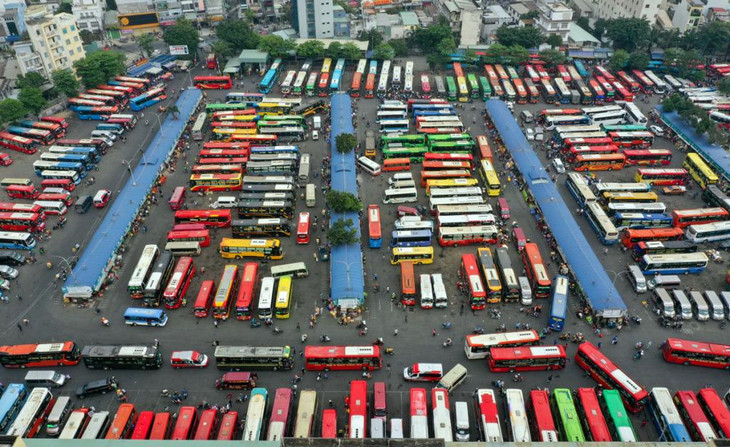 Xe khách đậu tại Bến xe Miền Đông (quận Bình Thạnh, TP.HCM)