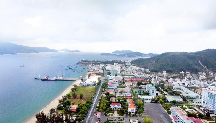Một góc bãi biển TP Nha Trang nhìn trên cao, hướng công viên Bạch Đằng nhìn về khu đô thị An Viên. Ảnh: Xuân Ngọc