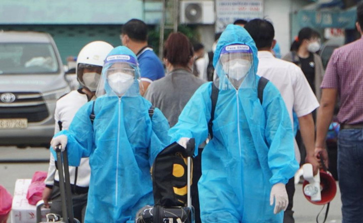 Người dân tỉnh Lâm Đồng đến bến xe Miền Đông chờ về quê