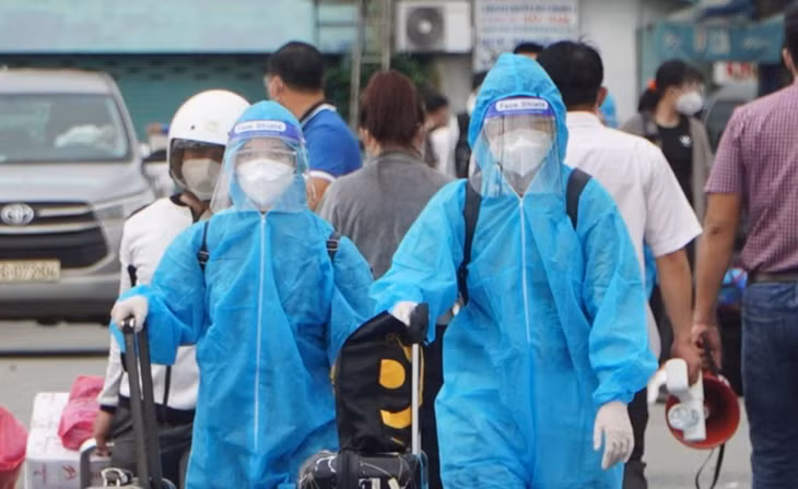 Người dân tỉnh Lâm Đồng đến bến xe Miền Đông chờ về quê