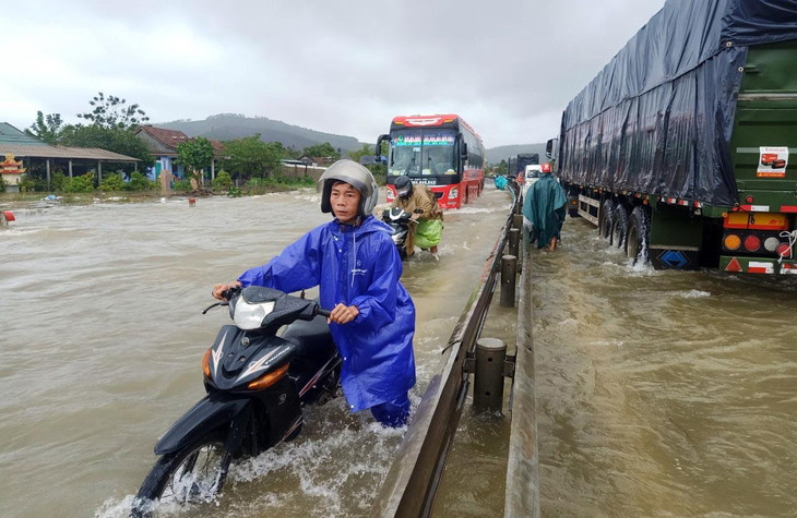 Tuyến đường Quốc lộ 1A qua xã Lộc Trì bị ngập hơn 30cm