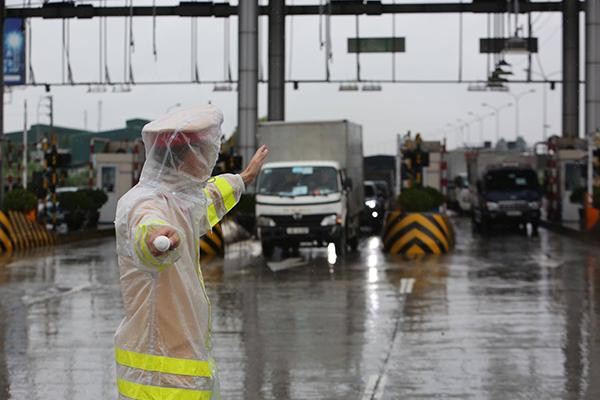 Tại các vị trí chốt trực, lực lượng cảnh sát được duy trì để đảm bảo trật tự an toàn giao thông Tại các vị trí chốt trực, lực lượng cảnh sát được duy trì để đảm bảo trật tự an toàn giao thông