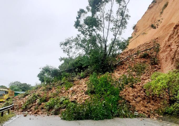 Hiện trường vụ sạt lở trên Quốc lộ 8A, đoạn qua xã Sơn Kim 1, huyện Hương Sơn