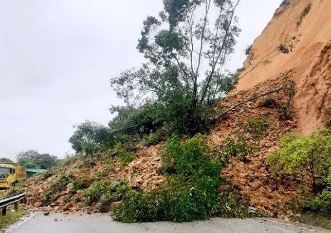 Hiện trường vụ sạt lở trên Quốc lộ 8A, đoạn qua xã Sơn Kim 1, huyện Hương Sơn