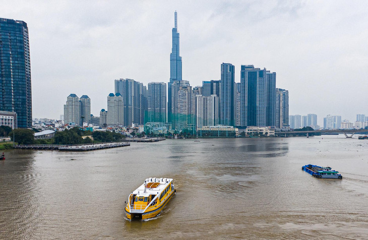 Buýt sông số 1 bắt đầu khai thác từ tháng 11/2017, là tuyến vận tải hành khách công cộng đường thuỷ đầu tiên ở TP.HCM