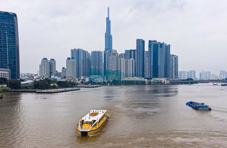 Buýt sông số 1 bắt đầu khai thác từ tháng 11/2017, là tuyến vận tải hành khách công cộng đường thuỷ đầu tiên ở TP.HCM