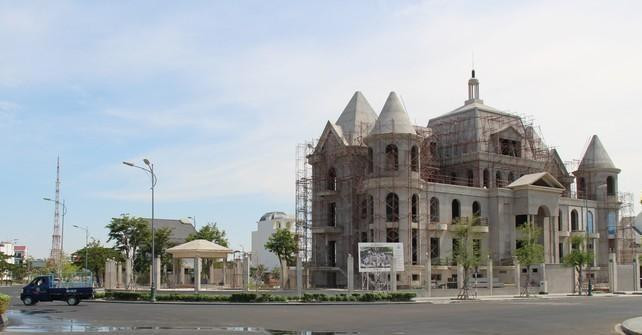 Kiểm toán Nhà nước đã chuyển Cơ quan cảnh sát điều tra để điều tra, làm rõ và xử lý hành vi có dấu hiệu trốn thuế thu nhập doanh nghiệp của Công ty TNHH Khu đô thị Du lịch biển Phan Thiết do ký các hợp đồng môi giới với mức chi phí cao bất thường (gấp khoảng 10 lần so với mức chi phí môi giới phổ biến trên địa bàn tỉnh Bình Thuận). Kiểm toán Nhà nước đã chuyển Cơ quan cảnh sát điều tra để điều tra, làm rõ và xử lý hành vi có dấu hiệu trốn thuế thu nhập doanh nghiệp của Công ty TNHH Khu đô thị Du lịch biển Phan Thiết do ký các hợp đồng môi giới với mức chi phí cao bất thường (gấp khoảng 10 lần so với mức chi phí môi giới phổ biến trên địa bàn tỉnh Bình Thuận).