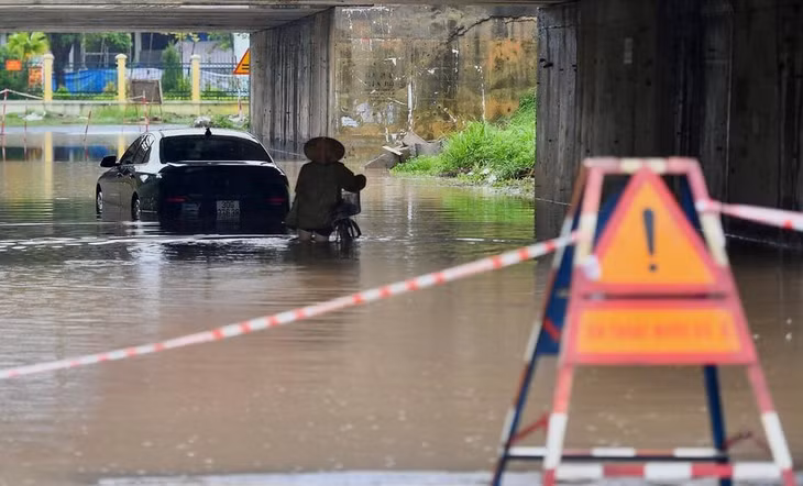 Hầu hết hầm chui dân sinh qua khu vực này đều ngập quá đầu gối, nhiều phương tiện cố đi qua bị chết máy.