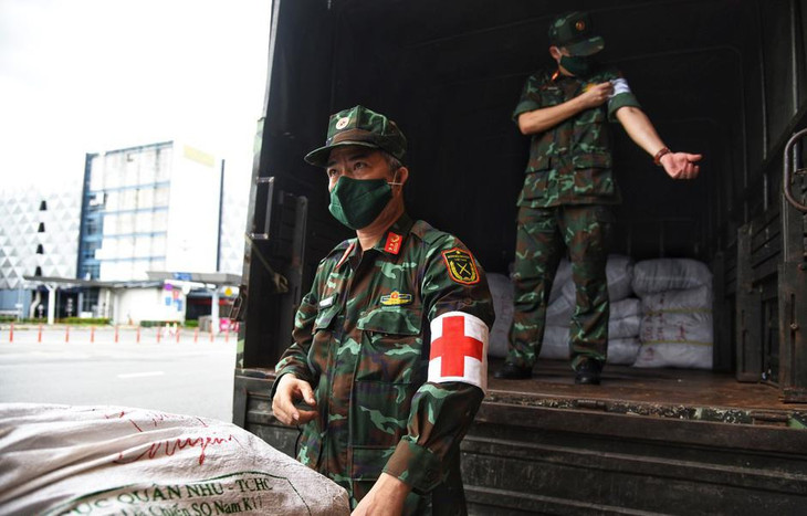 Lực lượng quân y của Học viện Quân y tại sân bay Tân Sơn Nhất (TP.HCM).