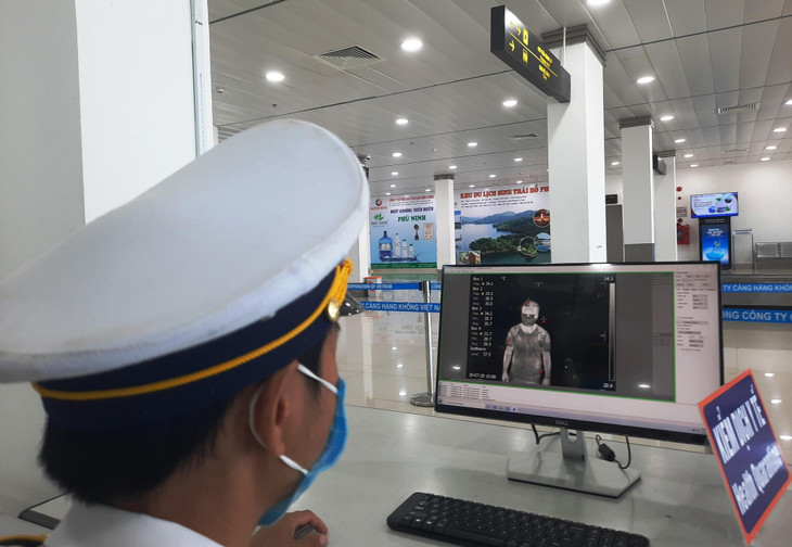Nhân viên Cảng hàng không Chu Lai kiểm tra y tế hành khách ra vào sân bay