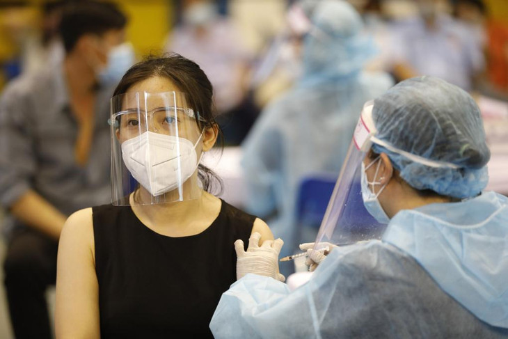 Người dân tiêm vaccie tại nhà thi đấu Phú Thọ, TP.HCM