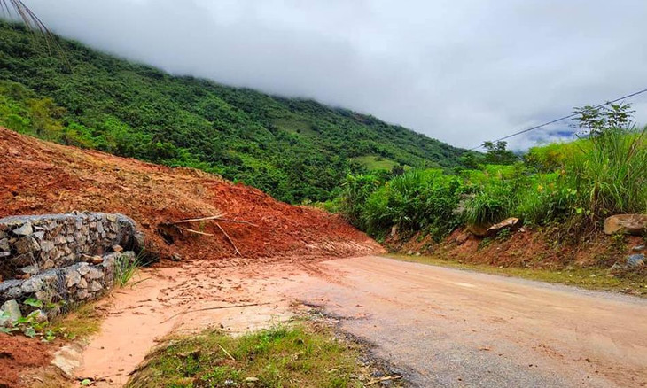 Hàng chục nghìn m3 đất đá tràn xuống đường 15C sáng 19/10