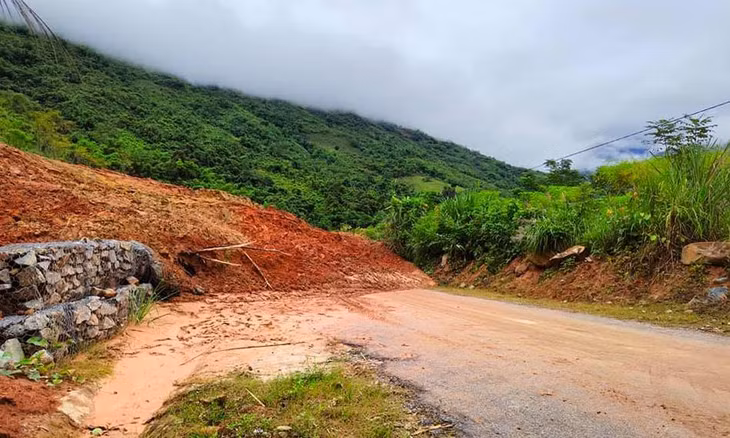 Hàng chục nghìn m3 đất đá tràn xuống đường 15C sáng 19/10 Hàng chục nghìn m3 đất đá tràn xuống đường 15C sáng 19/10