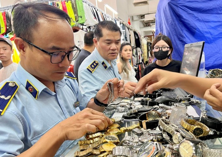 Quản lý thị trường kiểm tra hàng giả tại các trung tâm thương mại Quản lý thị trường kiểm tra hàng giả tại các trung tâm thương mại