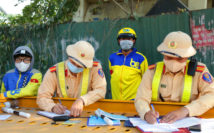 Tài xế xe ôm công nghệ bị xử lý vi phạm