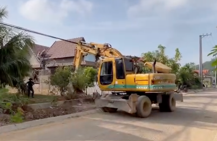 Tháo dỡ nhà để bàn giao mặt bằng cho đơn vị thi công