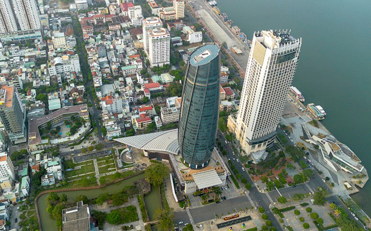 Một góc trung tâm Đà Nẵng, nơi có tòa nhà Trung tâm hành chính Đà Nẵng (hình tròn) là trụ sở làm việc của UBND thành phố và hầu hết các sở, ngành
