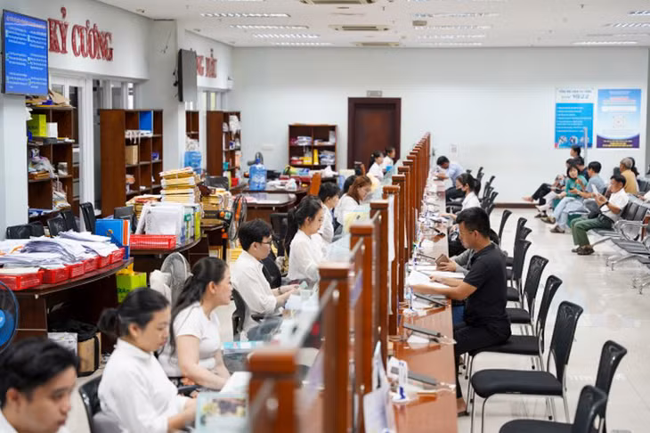 Người dân làm thủ tục hành chính tại bộ phận một cửa, Trung tâm hành chính Đà Nẵng