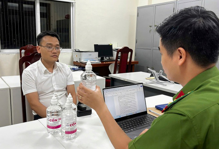 Ông Phạm Đình Tuấn (áo trắng) tại cơ quan điều tra Ông Phạm Đình Tuấn (áo trắng) tại cơ quan điều tra