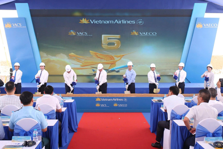 Lễ khởi công Dự án cung cấp suất ăn hàng không số 1 và Dự án đầu tư xây dựng, kinh doanh dịch vụ bảo dưỡng tàu bay số 1 diễn ra vào sáng 15/6 Lễ khởi công Dự án cung cấp suất ăn hàng không số 1 và Dự án đầu tư xây dựng, kinh doanh dịch vụ bảo dưỡng tàu bay số 1 diễn ra vào sáng 15/6