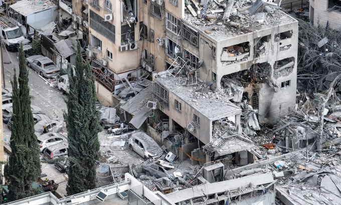 Cảnh đổ nát ở thành phố Bnei Brak tại Israel sau đòn tập kích tên lửa của Iran hôm 16/6. Ảnh: Reuters Cảnh đổ nát ở thành phố Bnei Brak tại Israel sau đòn tập kích tên lửa của Iran hôm 16/6. Ảnh: Reuters