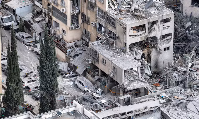 Cảnh đổ nát ở thành phố Bnei Brak tại Israel sau đòn tập kích tên lửa của Iran hôm 16/6. Ảnh: Reuters