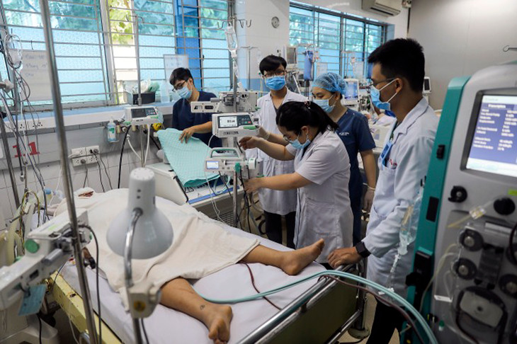 Bác sĩ bệnh viện Bệnh Nhiệt đới TP.HCM điều trị một bệnh nhân sốt xuất huyết.