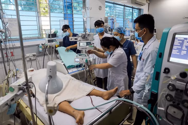 Bác sĩ bệnh viện Bệnh Nhiệt đới TP.HCM điều trị một bệnh nhân sốt xuất huyết.