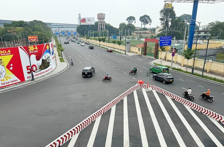 Nhiều xe máy chạy ngược chiều hoặc bỏ qua biển cấm để rẽ trái ở phần đường dưới cầu cạn trước Nhà ga T3, xung đột với ô tô vào Nhà ga