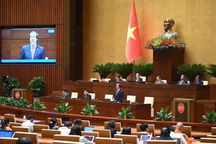 Bộ trưởng Bộ Giáo dục và Đào tạo Nguyễn Kim Sơn phát biểu giải trình, làm rõ một số vấn đề đại biểu Quốc hội nêu.