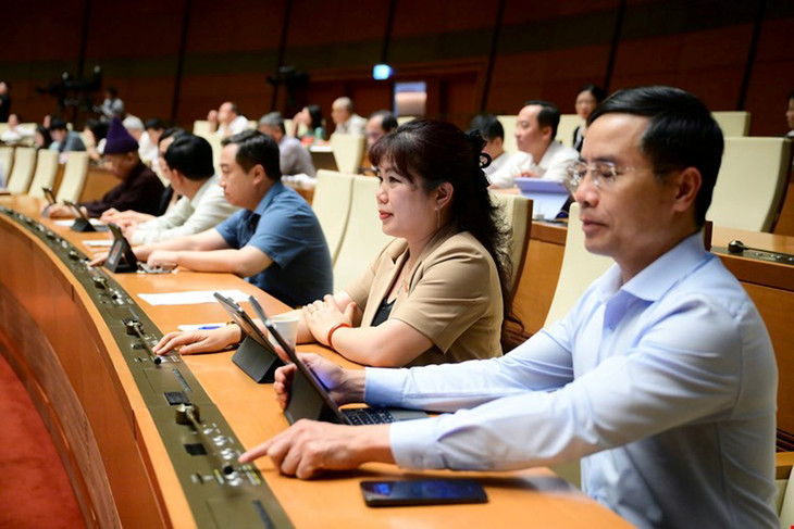 Các đại biểu Quốc hội biểu quyết thông qua Luật sửa đổi, bổ sung một số điều của Luật Chất lượng sản phẩm, hàng hóa Các đại biểu Quốc hội biểu quyết thông qua Luật sửa đổi, bổ sung một số điều của Luật Chất lượng sản phẩm, hàng hóa