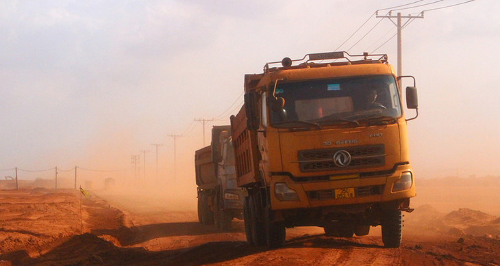 Xe ben chở đất đi lại trên công trường thi công gây bụi, phát tán ra khu dân cư