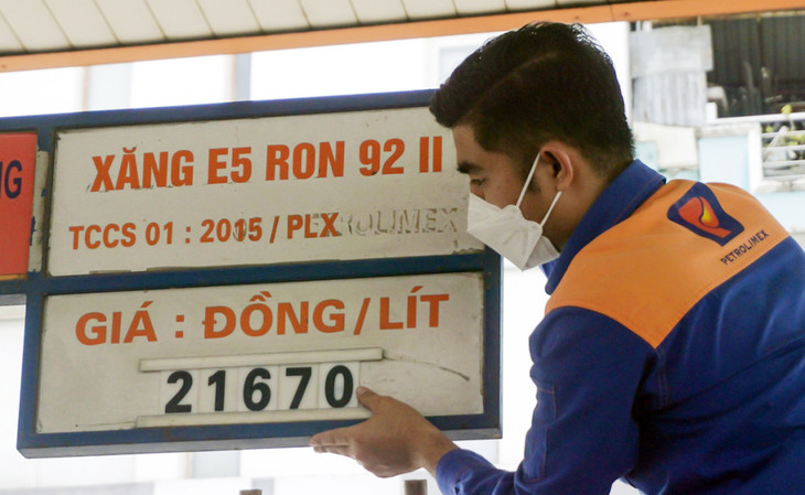 Theo quy định hiện hành, Nhà nước đưa ra giá cơ sở để làm căn cứ điều hành giá bán lẻ xăng dầu.