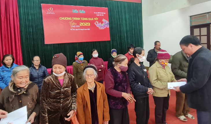 Phó Tổng biên tập Báo Đấu thầu Phạm Ngọc Thanh trao quà Tết Quý Mão 2023 cho các hộ nghèo huyện Yên Thế (tỉnh Bắc Giang). Ảnh: Tường Lâm