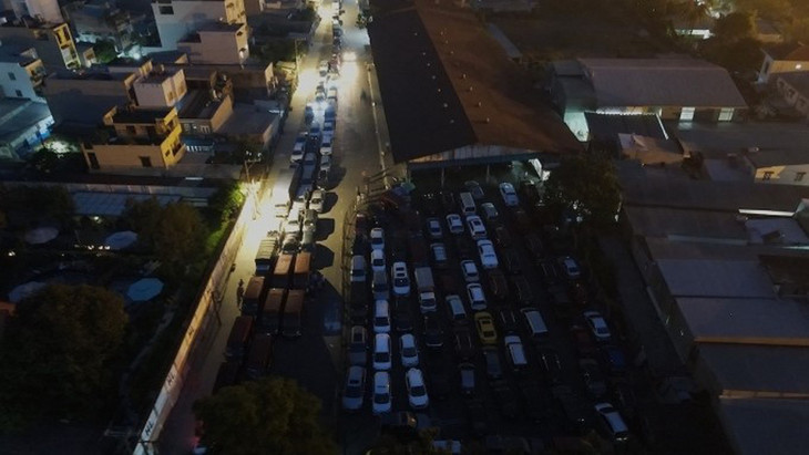 Dòng xe xếp hàng dài lúc 4h sáng tại Trung tâm Đăng kiểm ở Quốc lộ 13, TP. Thủ Đức