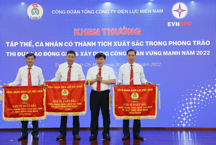 Chủ tịch HĐTV EVNSPC Lê Văn Trang thừa ủy quyền trao Cờ thi đua của Công đoàn Điện lực Việt Nam cho các đơn vị thi đua xuất sắc của EVNSPC