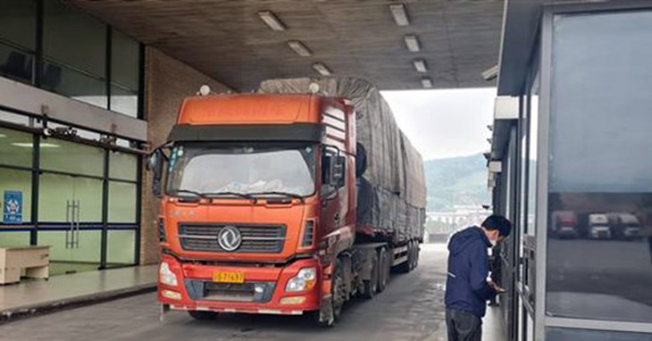 Xe thông quan qua cửa khẩu Cửa khẩu quốc tế đường bộ số 2 Kim Thành, Lào Cai.