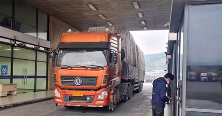 Xe thông quan qua cửa khẩu Cửa khẩu quốc tế đường bộ số 2 Kim Thành, Lào Cai.
