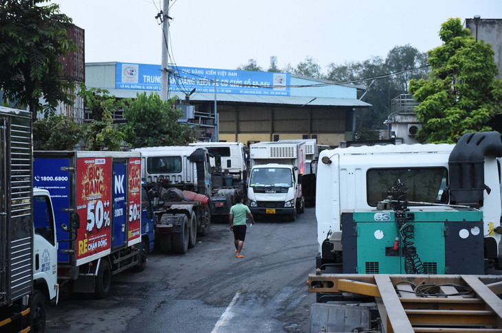 Tài xế xe container chờ đợi cả đêm trước trạm đăng kiểm Cát Lái