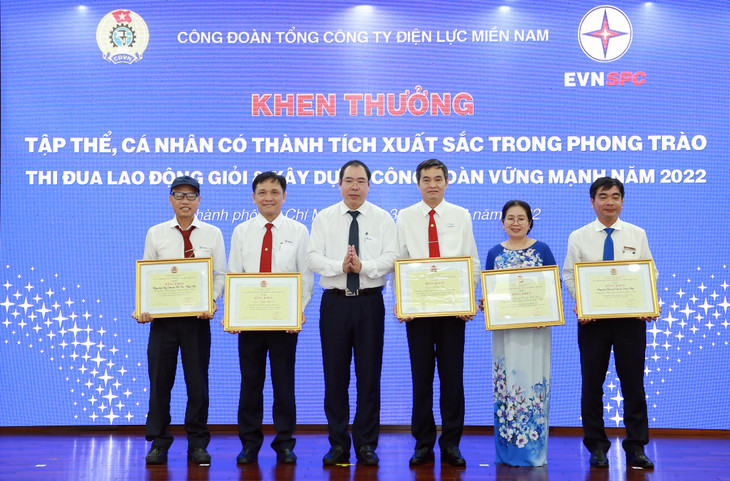 Chủ tịch Công đoàn EVN thừa ủy quyền trao bằng khen của Tổng Liên đoàn Lao động Việt Nam cho các các nhân có thành tích xuất sắc của EVNSPC