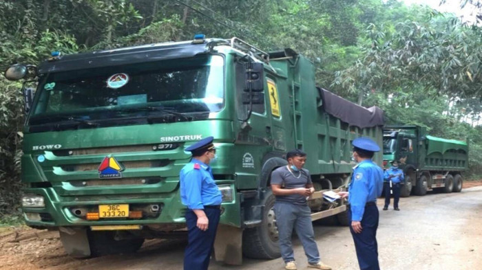Lực lượng Thanh tra Khu Quản lý đường bộ III kiểm tra, xử lý xe quá tải