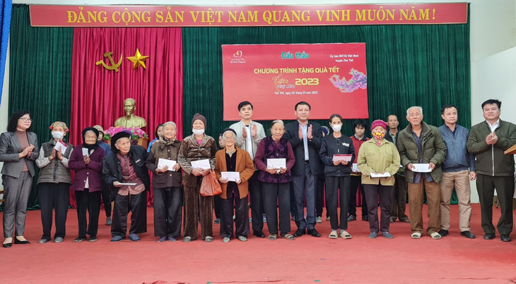 Phó Tổng biên tập Báo Đấu thầu Phạm Ngọc Thanh, Phó Chủ tịch Thường trực huyện Yên Thế Nguyễn Văn Tuyền, Chủ tịch Ủy ban MTTQ Việt Nam huyện Yên Thế Trần Thị Vượng và Chủ tịch HĐQT Công ty CP AsiaSoft trao quà Tết Quý Mão 2023 cho các hộ nghèo huyện Yên Thế (tỉnh Bắc Giang). Ảnh: Tường Lâm