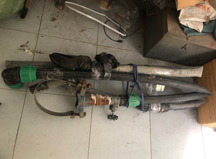 Đường ống đấu nối trái phép đã được bàn giao cho cơ quan công an. Đường ống đấu nối trái phép đã được bàn giao cho cơ quan công an.