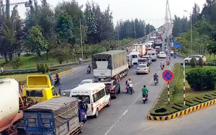 Chiều 2/1, nhiều phương tiện từ tỉnh Tiền Giang phải nằm chờ để qua cầu Rạch Miễu.