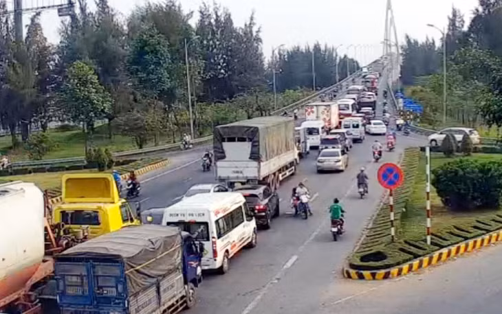 Chiều 2/1, nhiều phương tiện từ tỉnh Tiền Giang phải nằm chờ để qua cầu Rạch Miễu.
