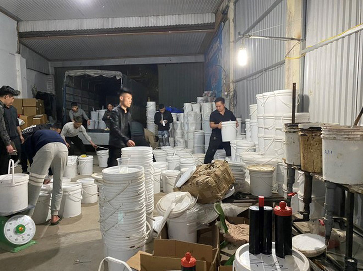 Cơ quan công an thu giữ hàng nghìn sản phẩm, hóa chất làm hàng giả