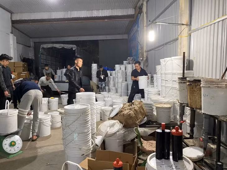 Cơ quan công an thu giữ hàng nghìn sản phẩm, hóa chất làm hàng giả