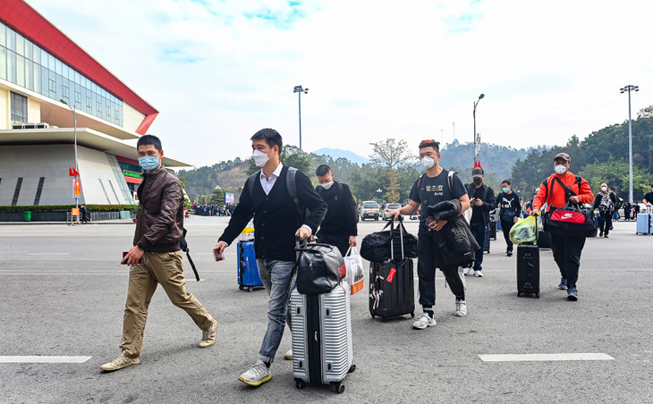 Dòng người Trung Quốc hồi hương tại cửa khẩu Hữu Nghị, Lạng Sơn