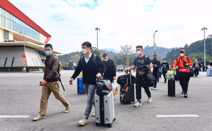 Dòng người Trung Quốc hồi hương tại cửa khẩu Hữu Nghị, Lạng Sơn Dòng người Trung Quốc hồi hương tại cửa khẩu Hữu Nghị, Lạng Sơn